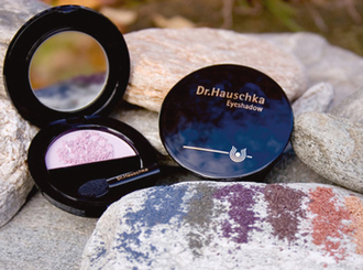 Alle Produkte der dekorativen Serie von Dr. Hauschka kombinieren hochwertige Öle und Wachse mit Seidenpulver und sorgsam ausgewählten Heilpflanzen von Augentrost bis Zaubernuss.